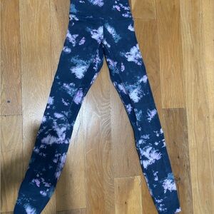 Lululemon Athletica Blue and Purple Tie-Dye Leggings